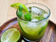 Безалкохолен освежаващ коктейл от студен зелен чай с мента и газирана вода